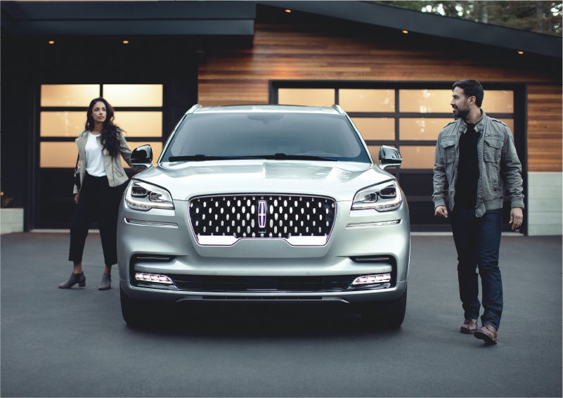 The sparkling grille of the 2023 Lincoln Aviator® Grand Touring model | Astro Lincoln in Pensacola FL